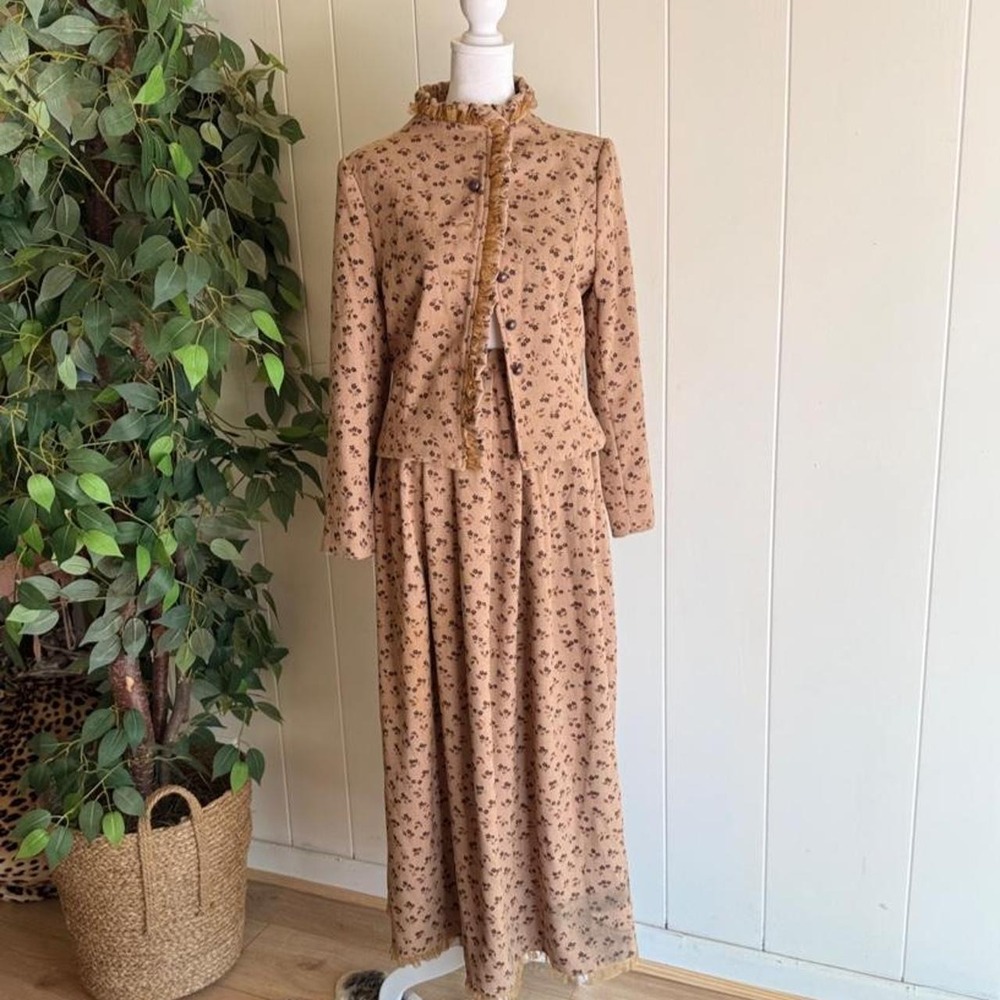 Vintage Floral Two-Piece Maxi Skirt and Top Blazer Set with Ruffled Neck Size 38